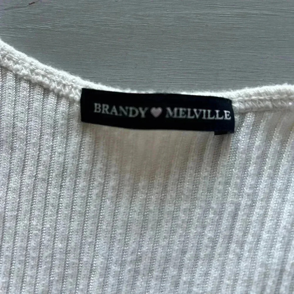Brandy Melville Ribbed V-Neck Sleeveless Top Ruffle Bottom Size Small Cropped  i - Picture 3 of 6